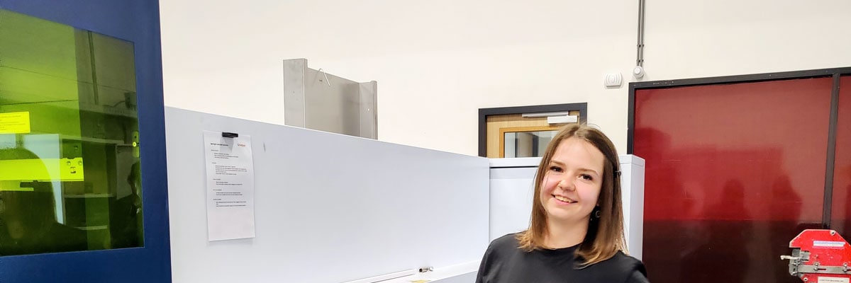 Contour employee holding a tube at the tube laser cutting machine