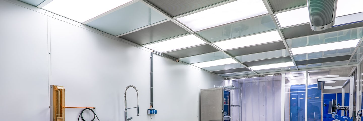 Leerer Reinraum mit Edelstahl-Arbeitstischen und einem Spülbecken
