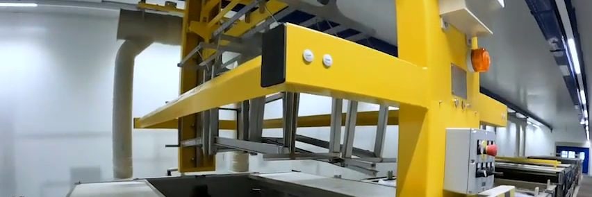 Beizanlage mit gelbem Portalkran über einem Beizbad in der Produktionshalle