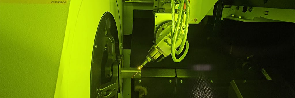 Schneidkopf einer Rohrlaserschneidmaschine beim Schneiden eines Rohrs