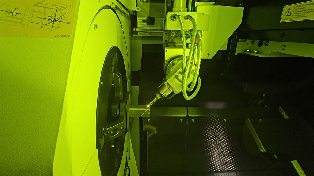 Snijkop van een buislasermachine snijdt een buis
