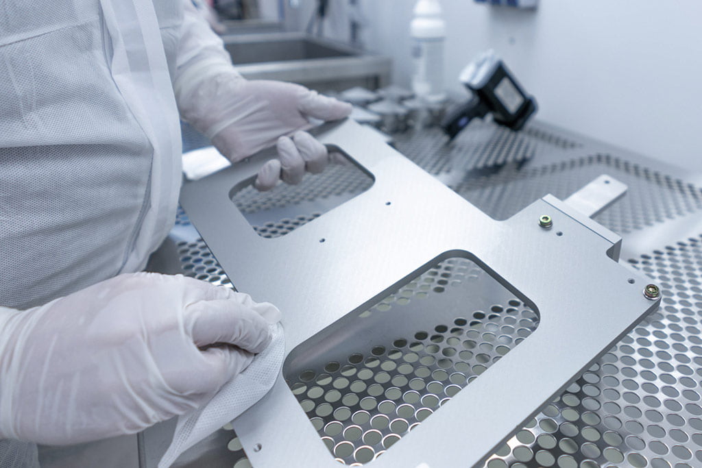 Reinraum: Reinigen eines gefrästen Produkts