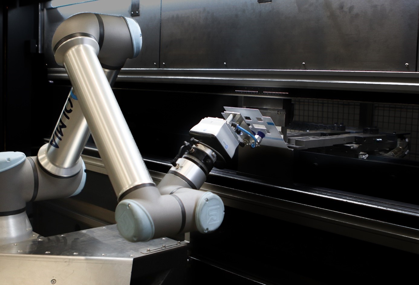 Cobot greift ein Blechteil an einer Abkantpresse