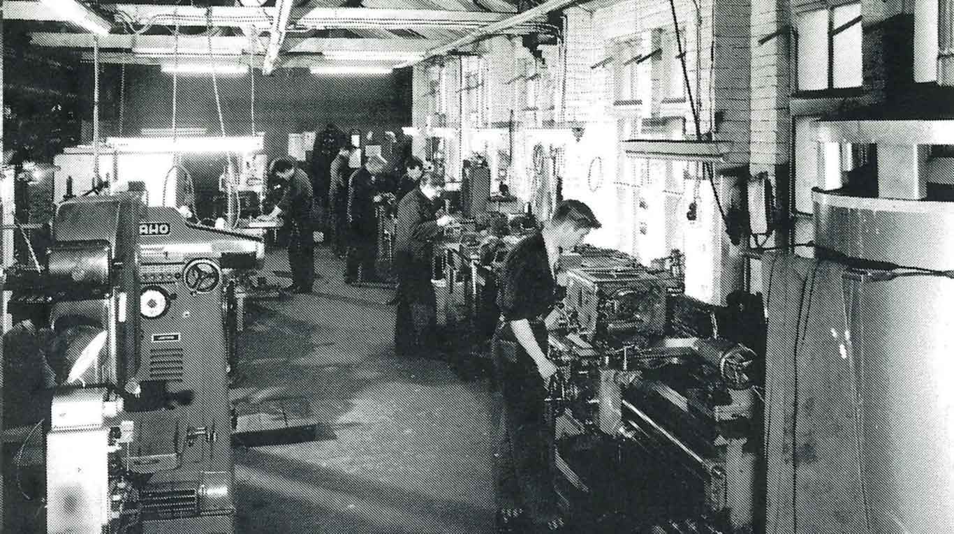 Contour history: lathes are introduced