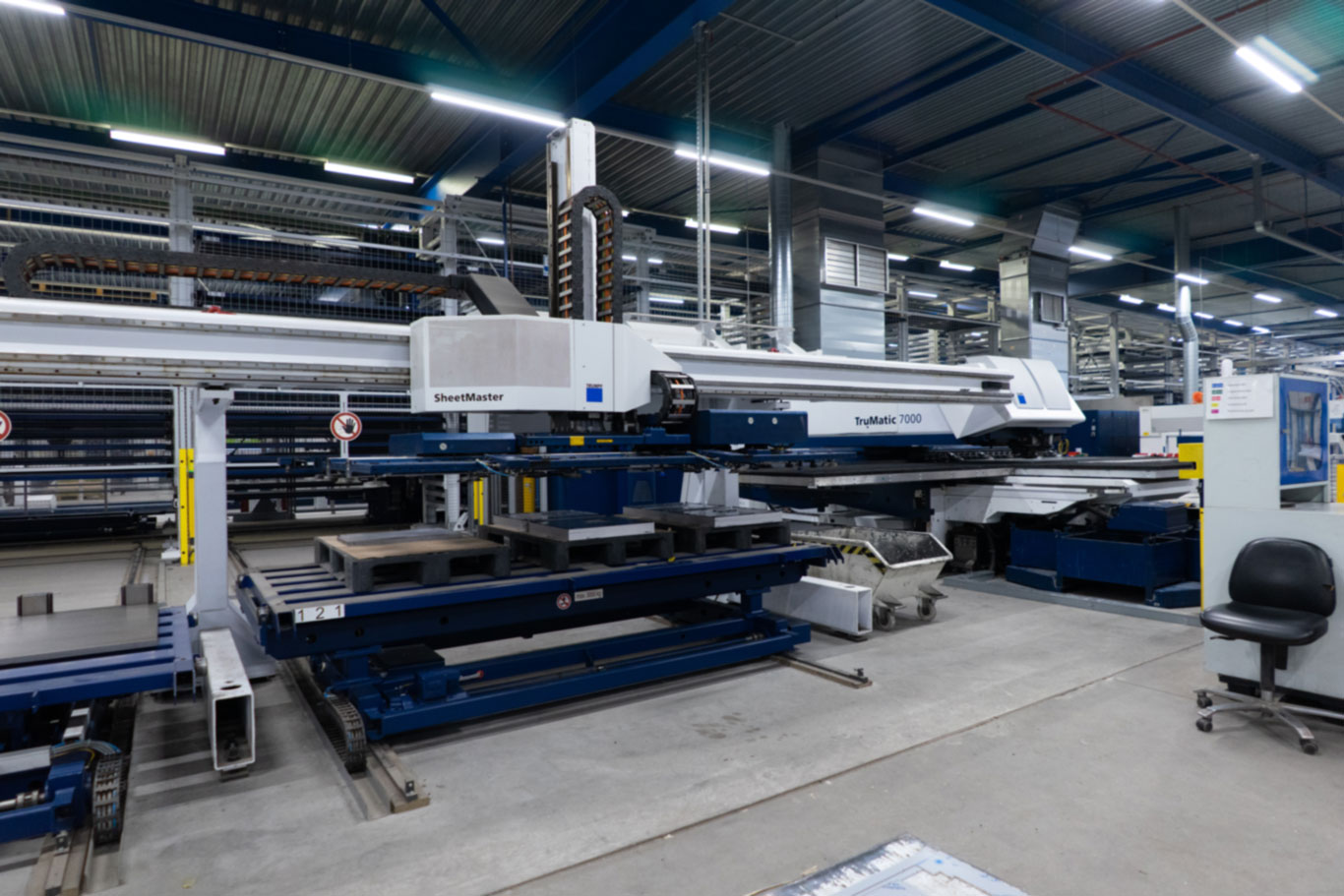 Sheet and product lift of a TruMatic 7000 with SheetMaster in the production hall