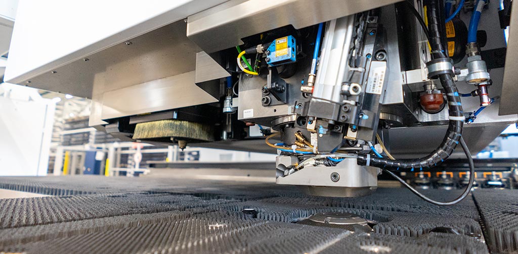 Punching head and laser head of the punch laser machine