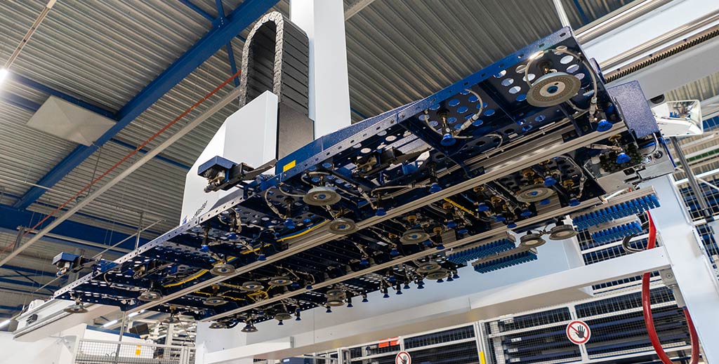 Vacuum lifter of the punch laser machine