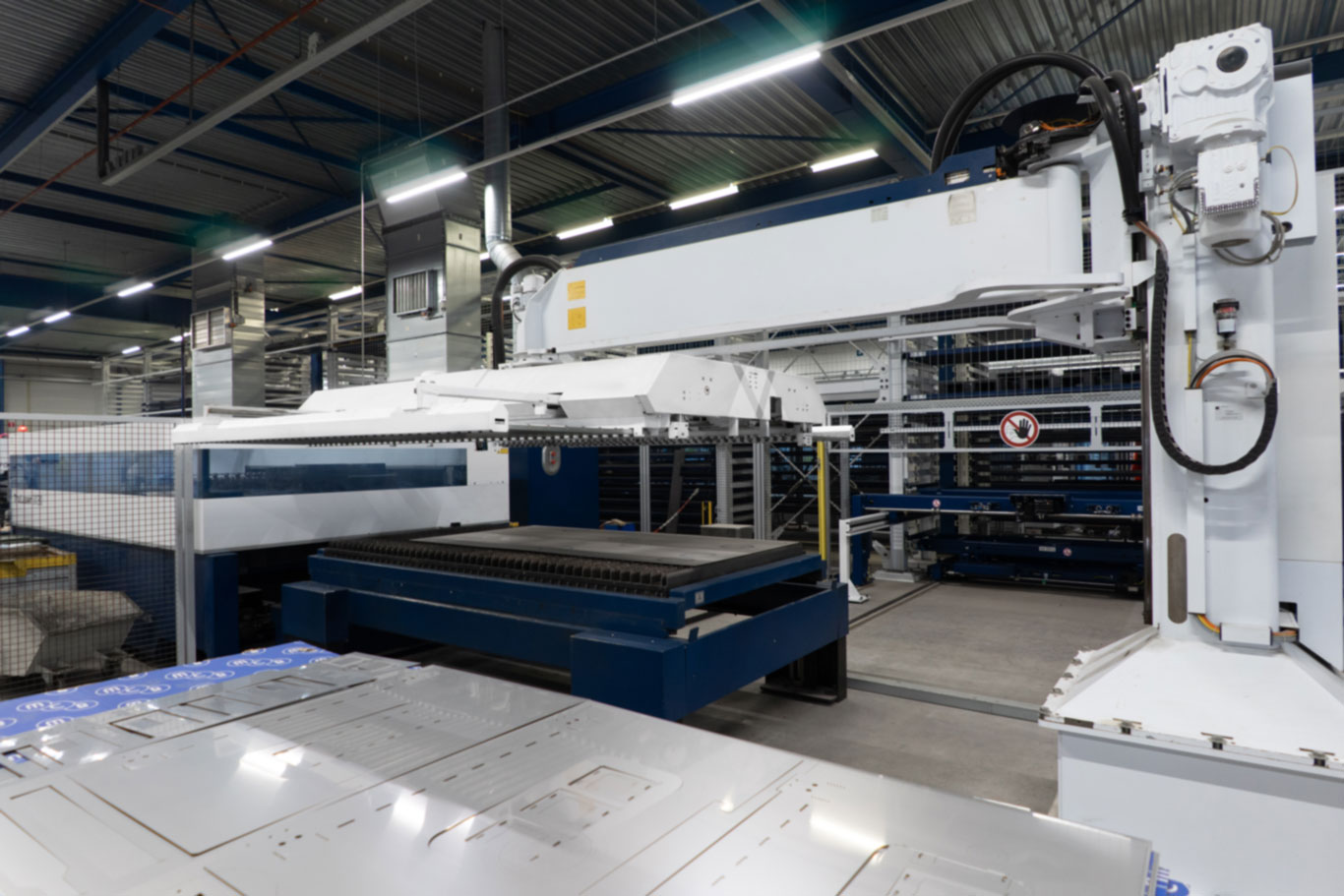 Cutting bed and lift for laser cutting
