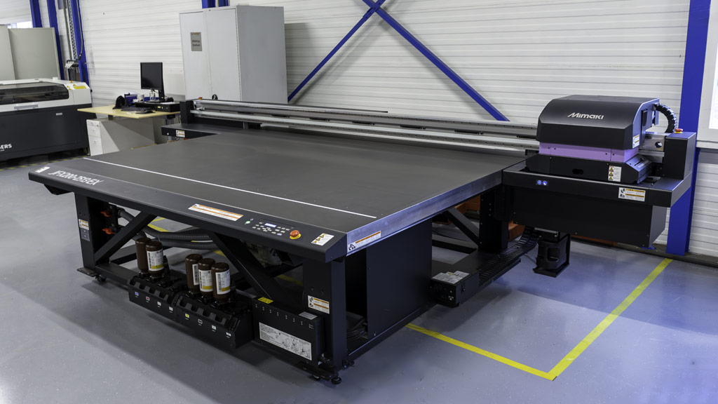 Großformat-UV-Drucker von Mimaki mit Flachbetttisch in der Produktionshalle