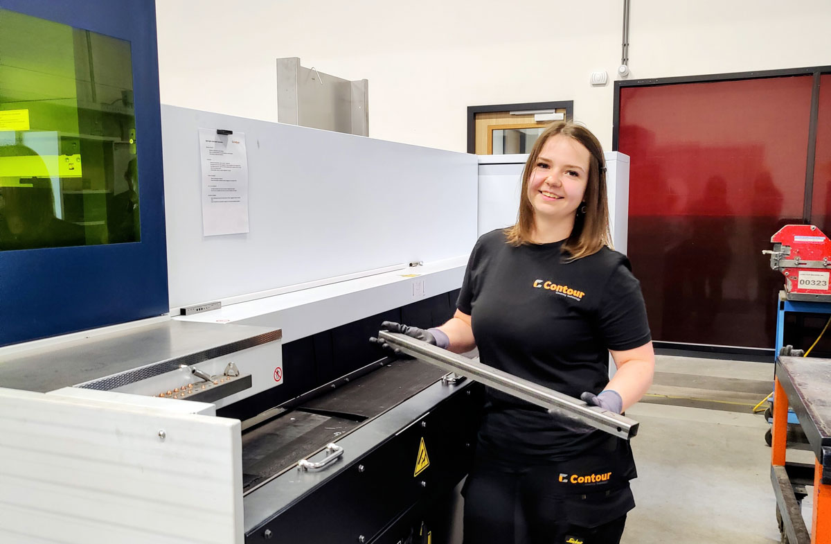 Contour colleague holding a laser-cut tube at the tube laser machine