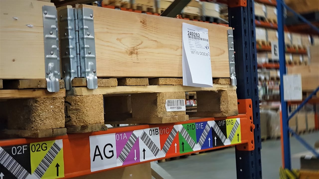 Palletlocatie met gekleurde barcodelabels op de stelling