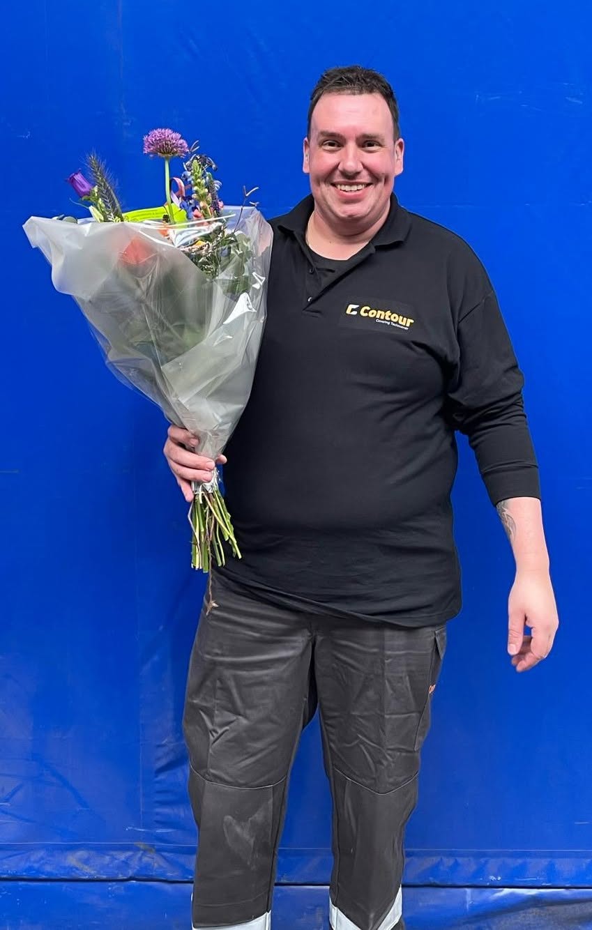 Mark met een bos bloemen voor een blauw scherm