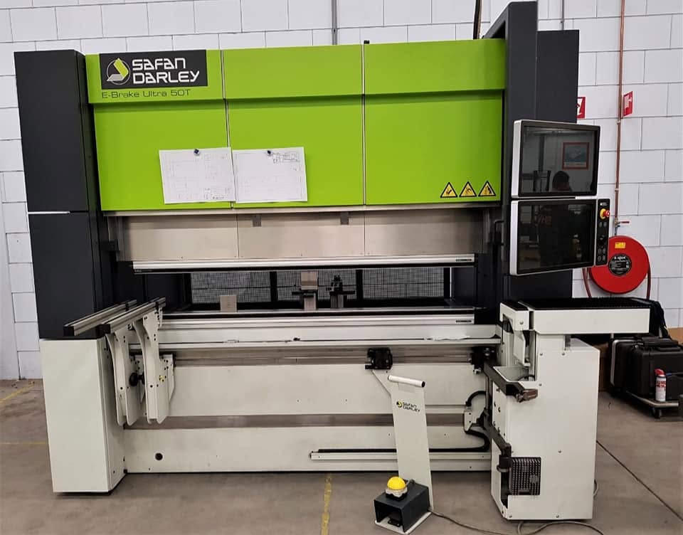 Groene SafanDarley E-Brake Ultra kantbank met twee beeldschermen en een voetpedaal