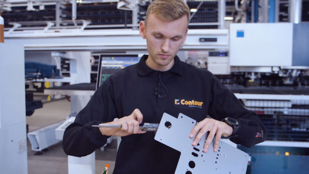 daan-met-schuifmaat-voor-ponslasersnijmachine
